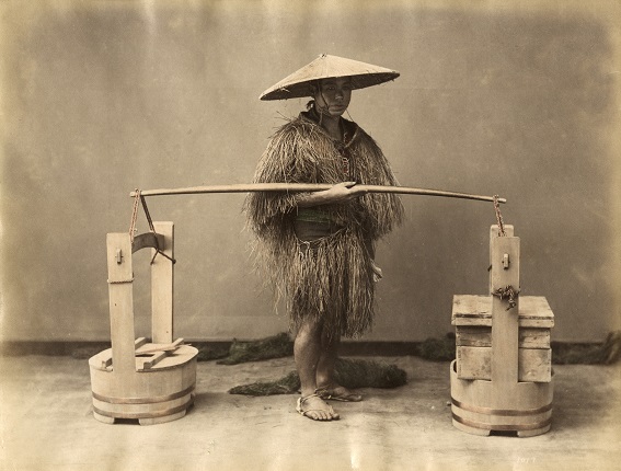 Неизвестный автор.
Продавец тофу в соломенном плаще мино,
1880-1890-е.
Альбуминовый отпечаток, раскраска.
Из собрания МАММ