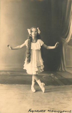 Неизвестный автор.
Куколка танцует. 
1910-е. 
Собрание Московского Дома фотографии