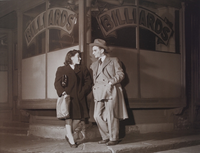 Уолтер Розенблюм.
Молодая пара.
Из серии «Питт-стрит», 1938.
Цифровая печать.
Фотоархив Розенблюма