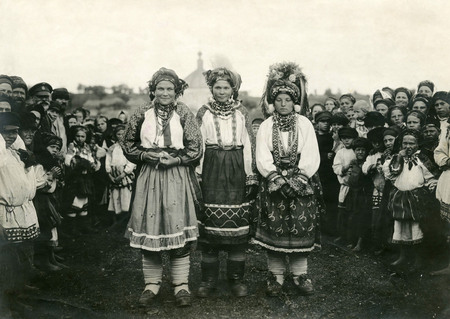 N.M. Mogiliansky.
Three girls (cousins), Novosilsky ditrict, Tula region. Expedition photograph. 
1902. 
The Russian Museum of Ethnography collection