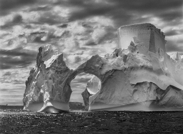 Айсберг между островом Паулет и Южными Шетландскими островами в море Уэдделла. Антарктический полуостров. 2005. 
Фотография Себастио Сальгадо / Amazonas images