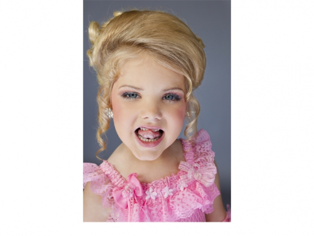 © Lauren Greenfield. Pageant winner and Toddlers and Tiaras star Eden Wood, 6, Los Angeles, 2011. Soon after this photo, Eden retired from beauty pageants to focus on expanding her brand with a record album, an Eden look-alike doll, and her own reality TV show, Eden’s World.<br />

Credit: Lauren Greenfield/INSTITUTE