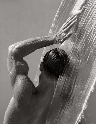 Herb Ritts.
Waterfall IV. Hollywood, 1988.
© Herb Ritts Foundation