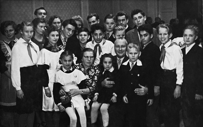 На фото: справа Гидон Кремер (второй), Филипп Хиршхорн (третий), Вольдемар Стурестеп (пятый).
Неизвестный автор.
Осколки детства.
1959