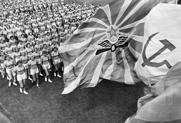 Аркадий Шайхет.
Физкультурный парад. Спортивная колонна.  Москва.
12 августа 1945.
Собрание МАММ/МДФ
