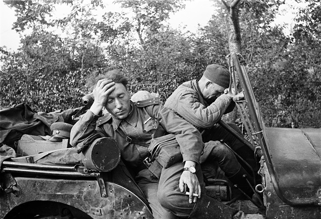 Неизвестный автор. Военный фотокорреспондент Аркадий Шайхет в минуты отдыха, 1944.
Частное собрание