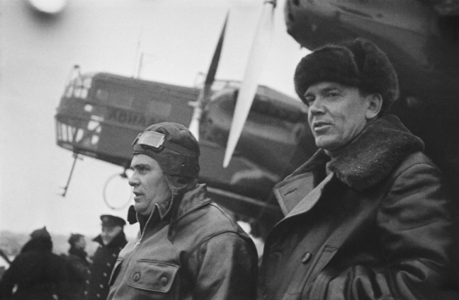Владислав Микоша
Летчик Михаил Водопьянов и радист Эрнст Кренкель перед вылетом на СП-1
22 марта 1937
Собрание МАММ