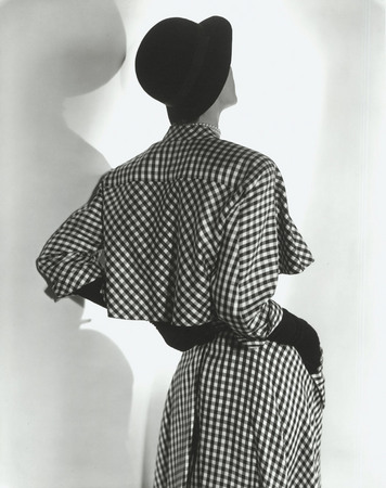 Horst P. Horst.
Checkered Suit (Balenciaga), Jean Patchett. 
1949. 
Courtesy H.P. Horst Estate, Volker Diehl Gallery, Berlin