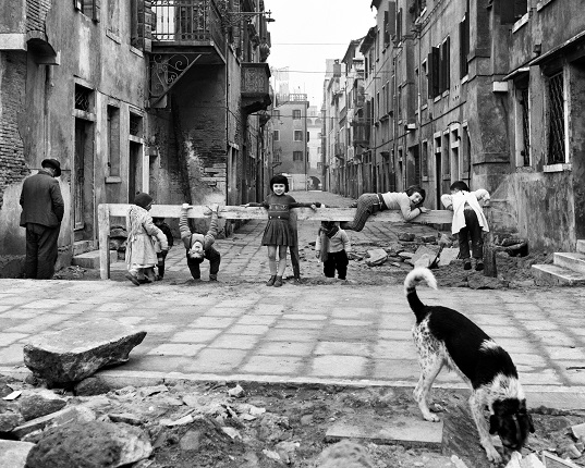 Элио Чиол.
Играющие в Кьодже,
1961.
© Элио Чиол