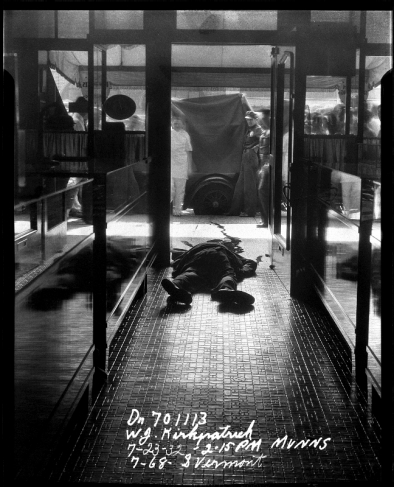 Munns.
768 S. Vermont.
Dead body in tiled hall way officers holding up sheet in back ground.
23.07.1932.
Gelatin silver print.
Courtesy Fototeka Los Angeles