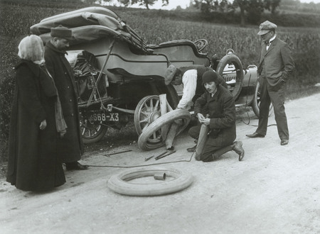 Жак-Анри Лартиг.
Зиссу и шофер Ив меняют колесо. 
Октябрь 1911.
© Ministere de la Culture- France /AAJHL