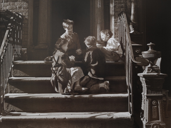Уолтер Розенблюм.
Цыганские дети играют в карты.
Из серии «Питт-стрит», 1938.
Цифровая печать.
Фотоархив Розенблюма